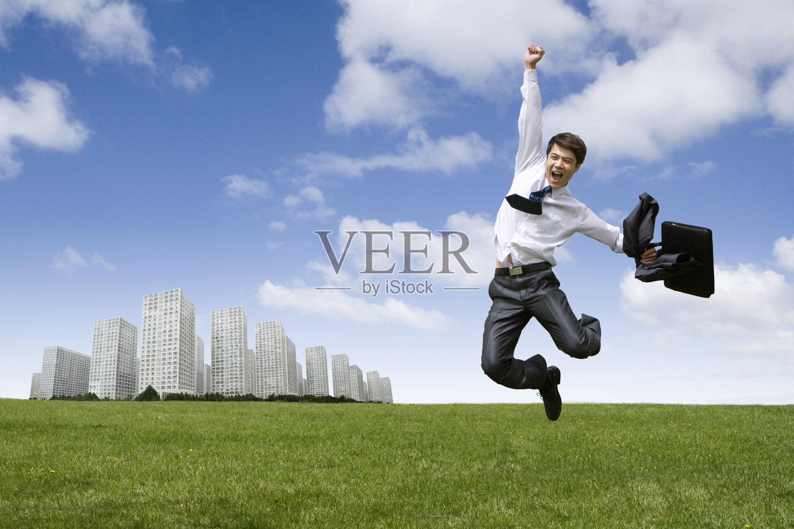 商务男士跳跃照片摄影图片