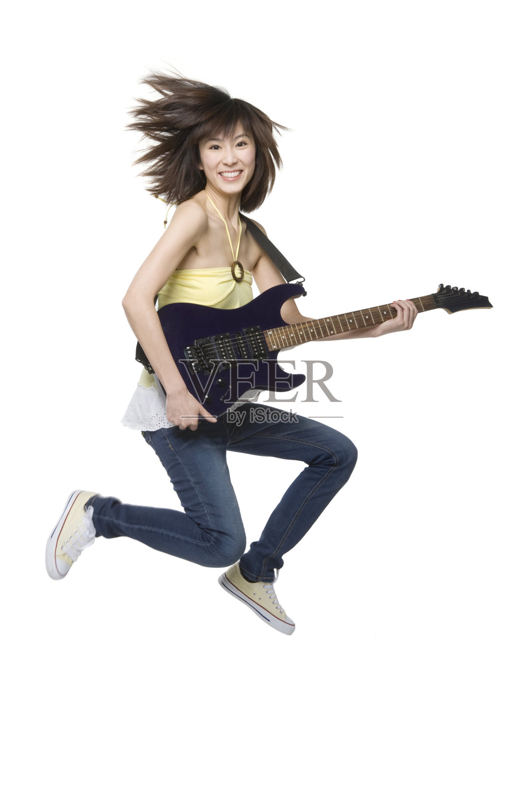 充满活力的年轻人弹吉他照片摄影图片