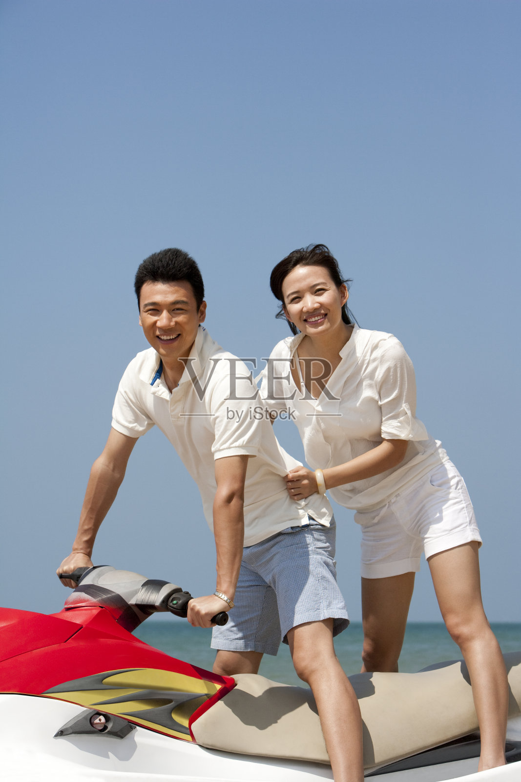 青年夫妇骑摩托艇照片摄影图片