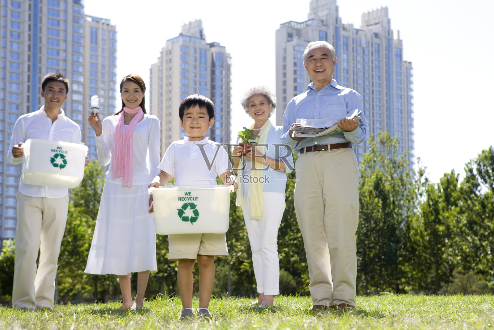 全家一起环保照片摄影图片