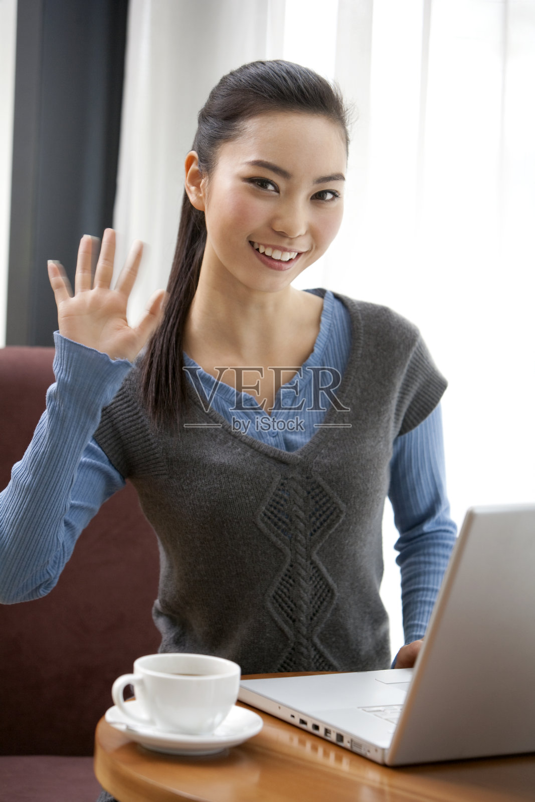 青年女子在书吧用电脑照片摄影图片