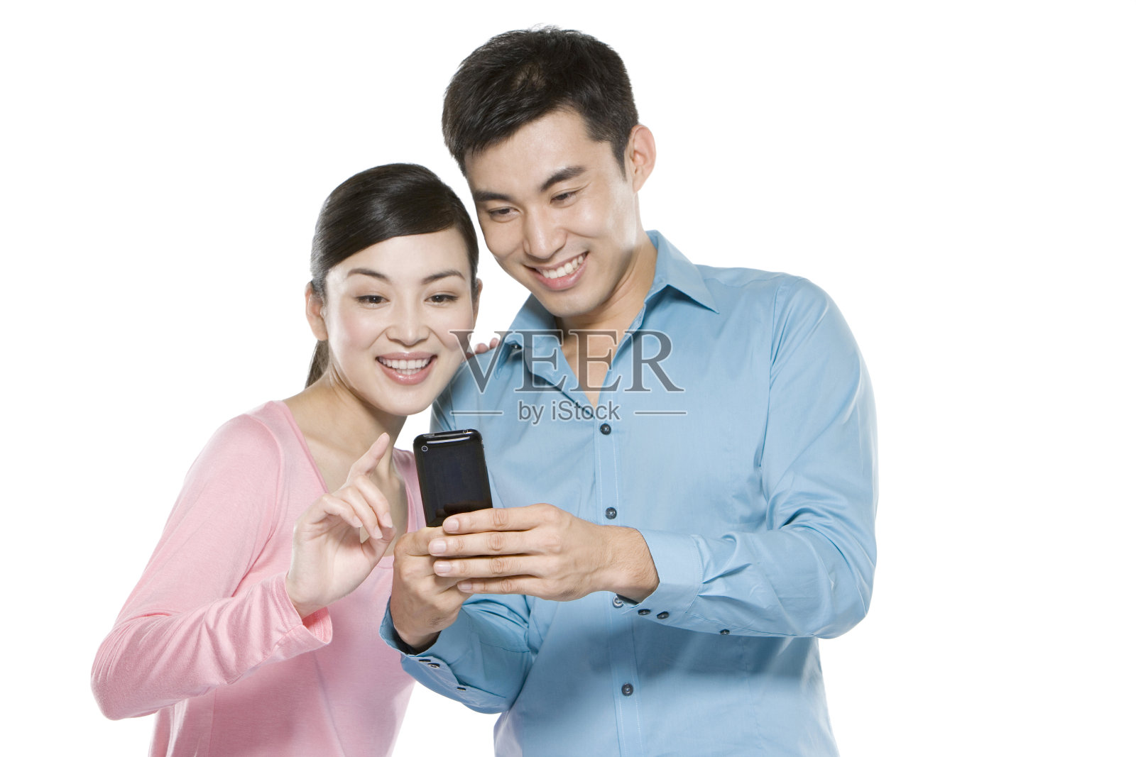 年轻情侣看手机照片摄影图片