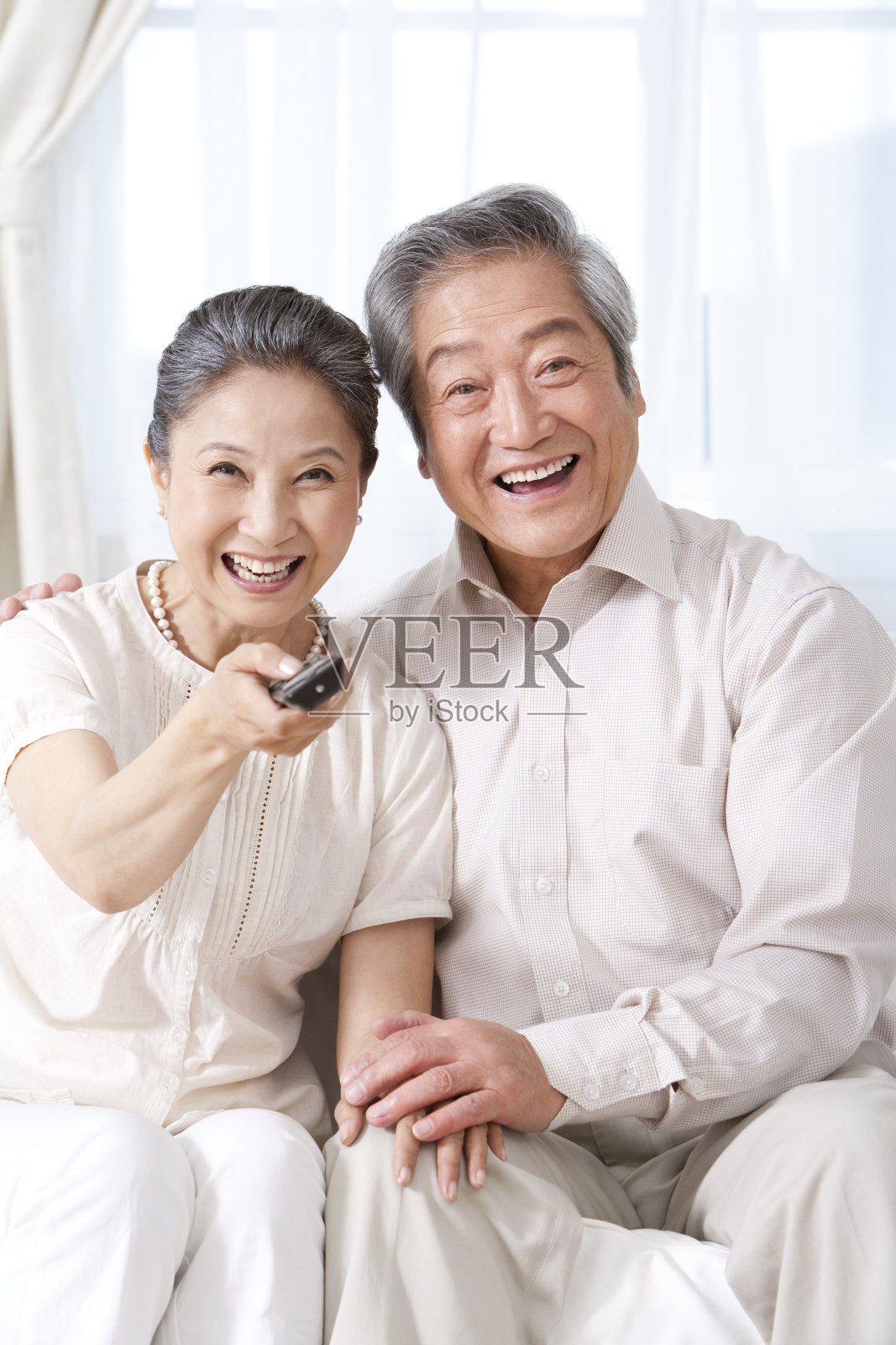 老年夫妇看电视照片摄影图片