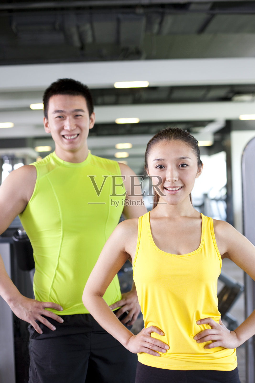 青年男女在健身馆健身照片摄影图片