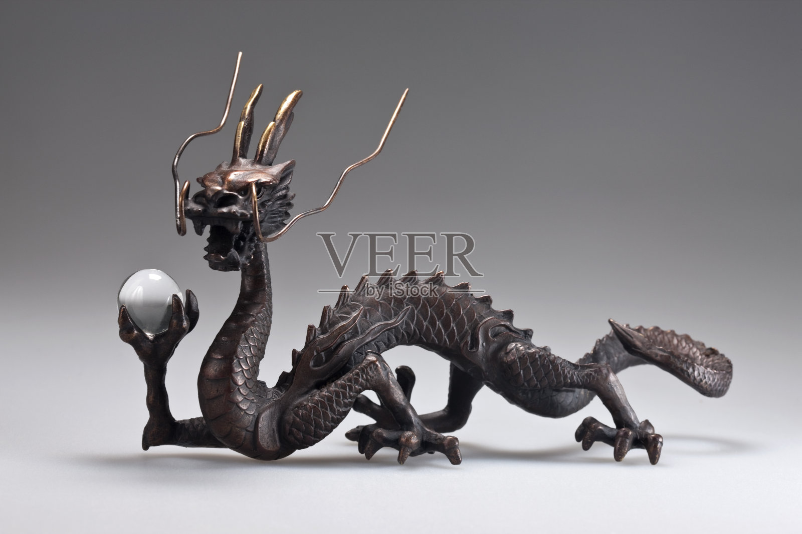 铜制龙雕塑照片摄影图片