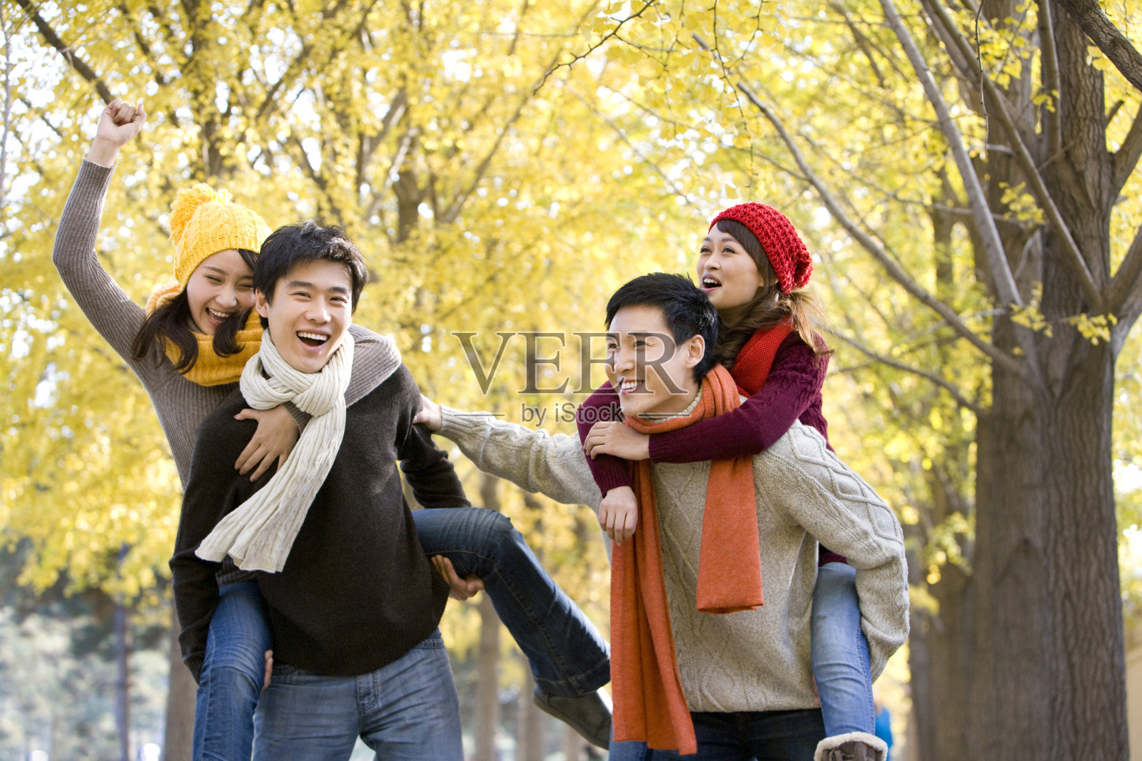 年轻人在秋日午后树林照片摄影图片