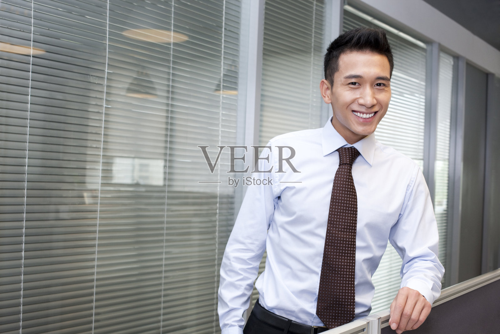 商务男士在办公室照片摄影图片