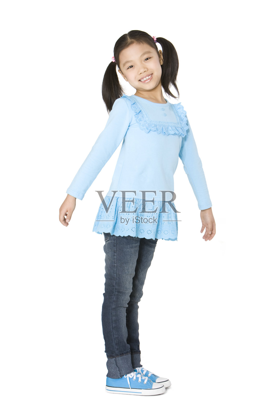 小女孩全身像照片摄影图片