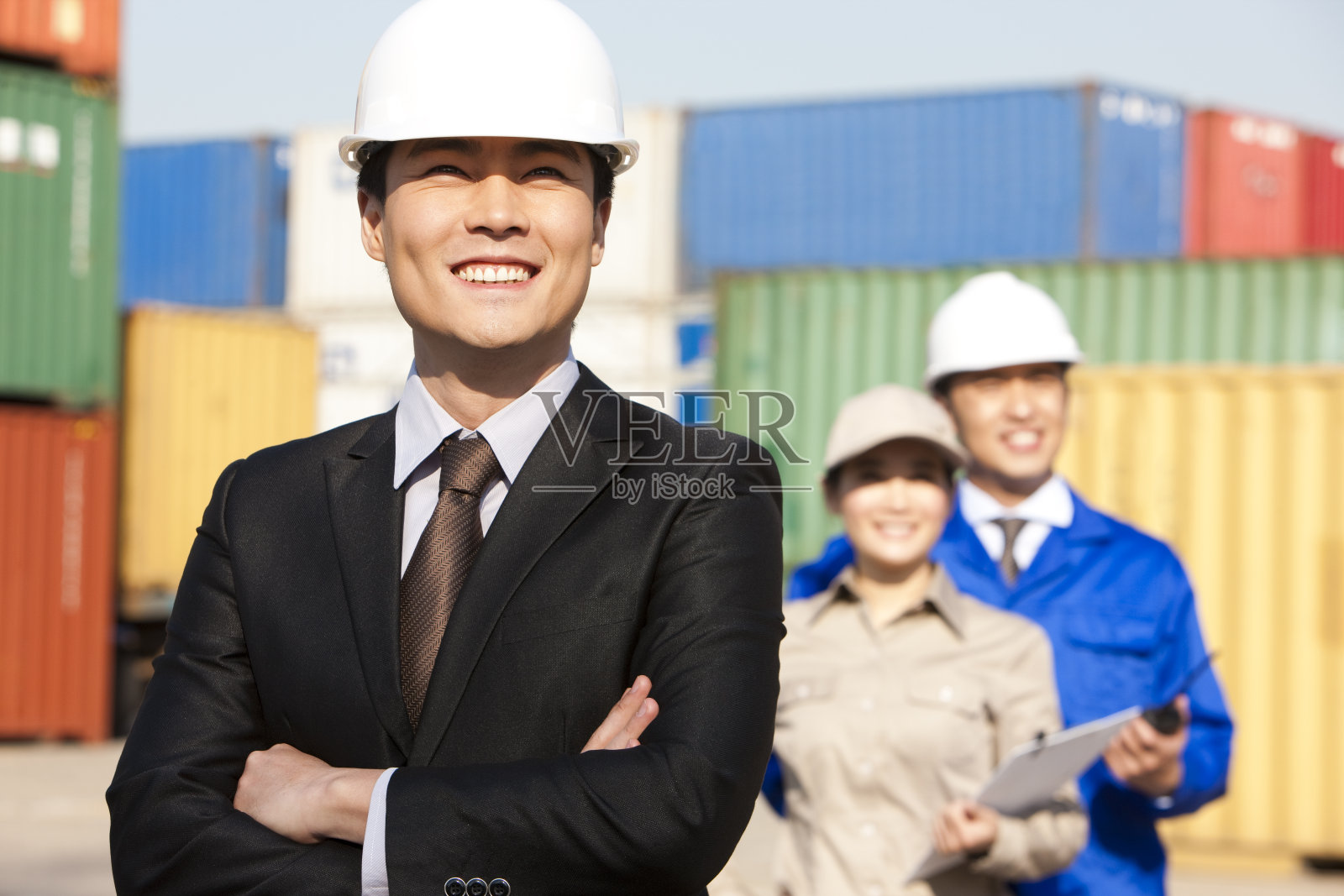 工作人员在码头照片摄影图片