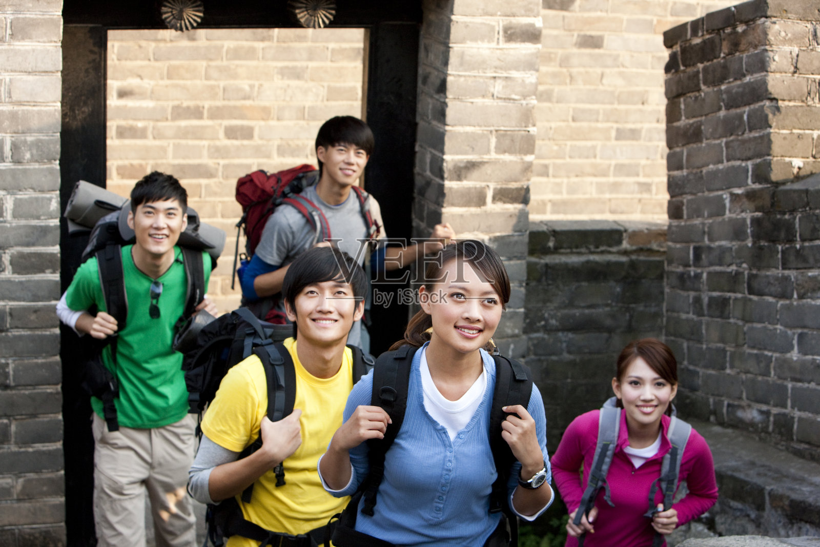 活力青年登长城照片摄影图片