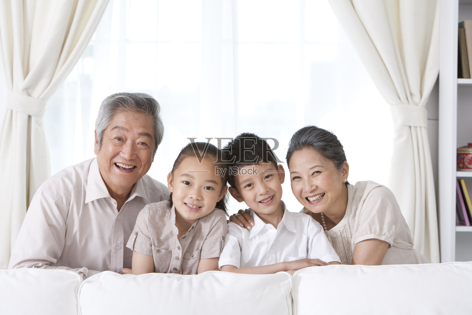 祖孙其乐融融在一起照片摄影图片