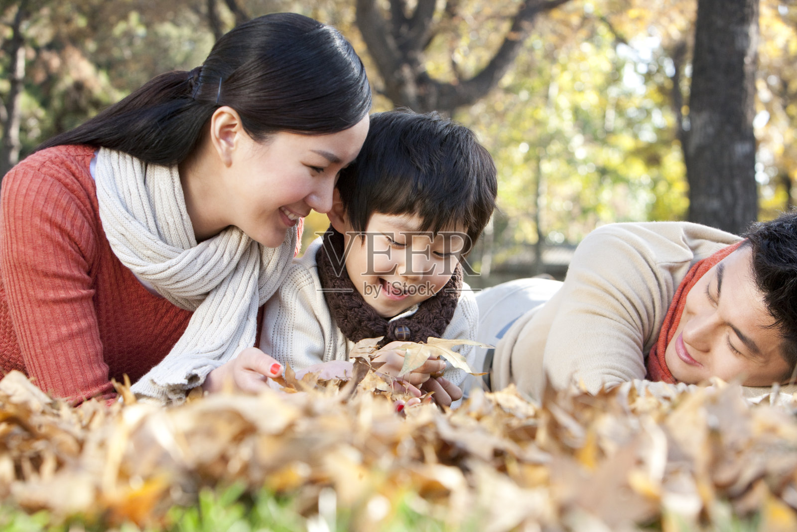 秋日里一家三口在一起玩耍照片摄影图片