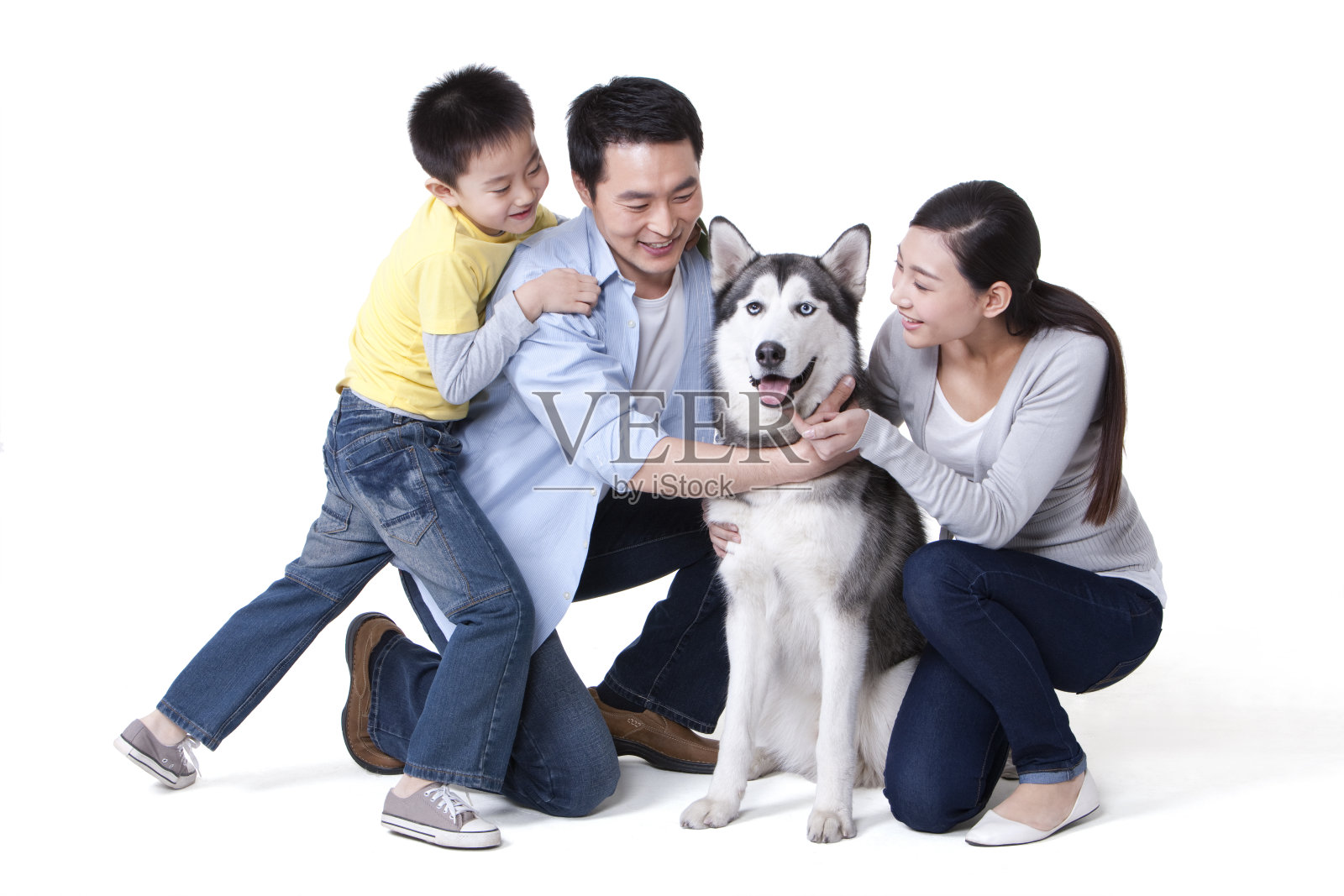 一家三口和哈士奇狗照片摄影图片