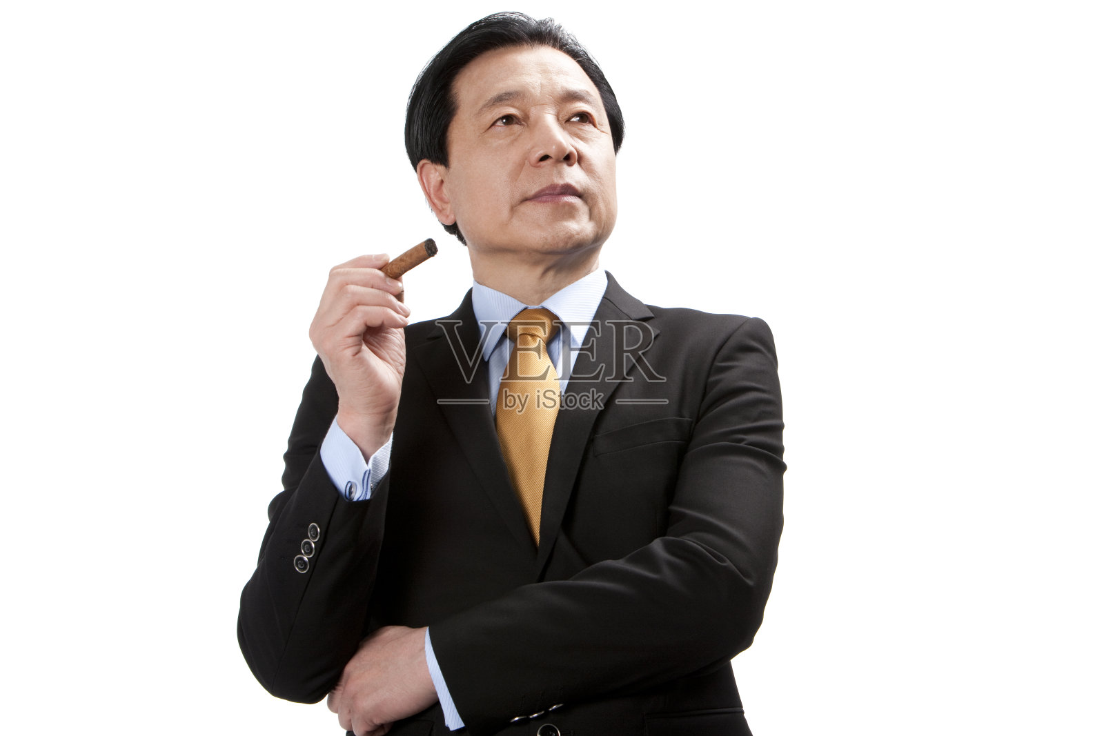 中年商务男士和雪茄烟照片摄影图片