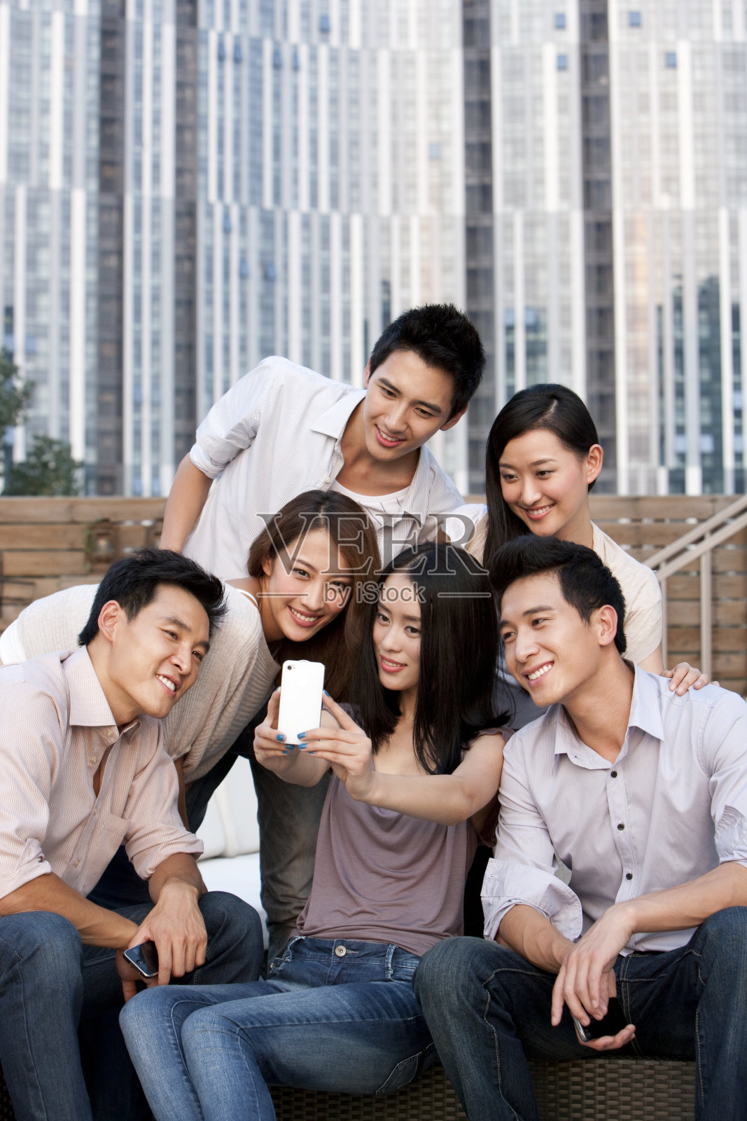 时尚青年男女玩手机照片摄影图片