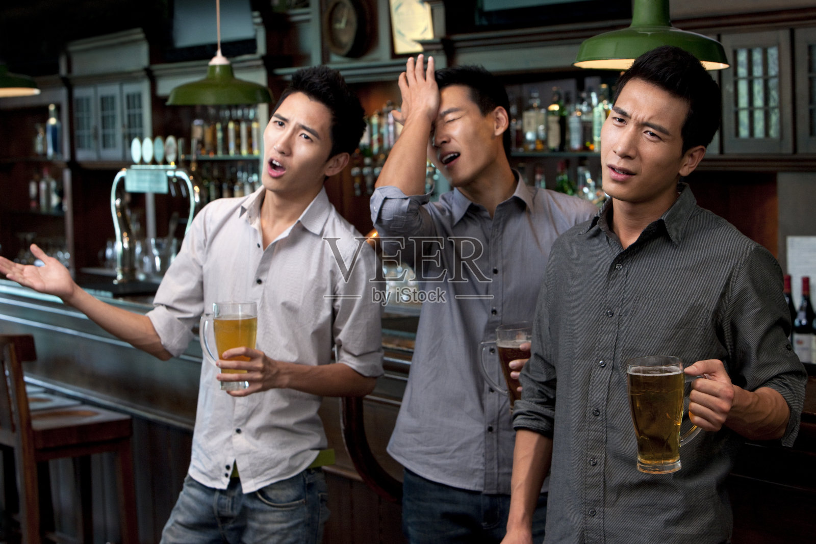 青年男子在酒吧看球赛照片摄影图片