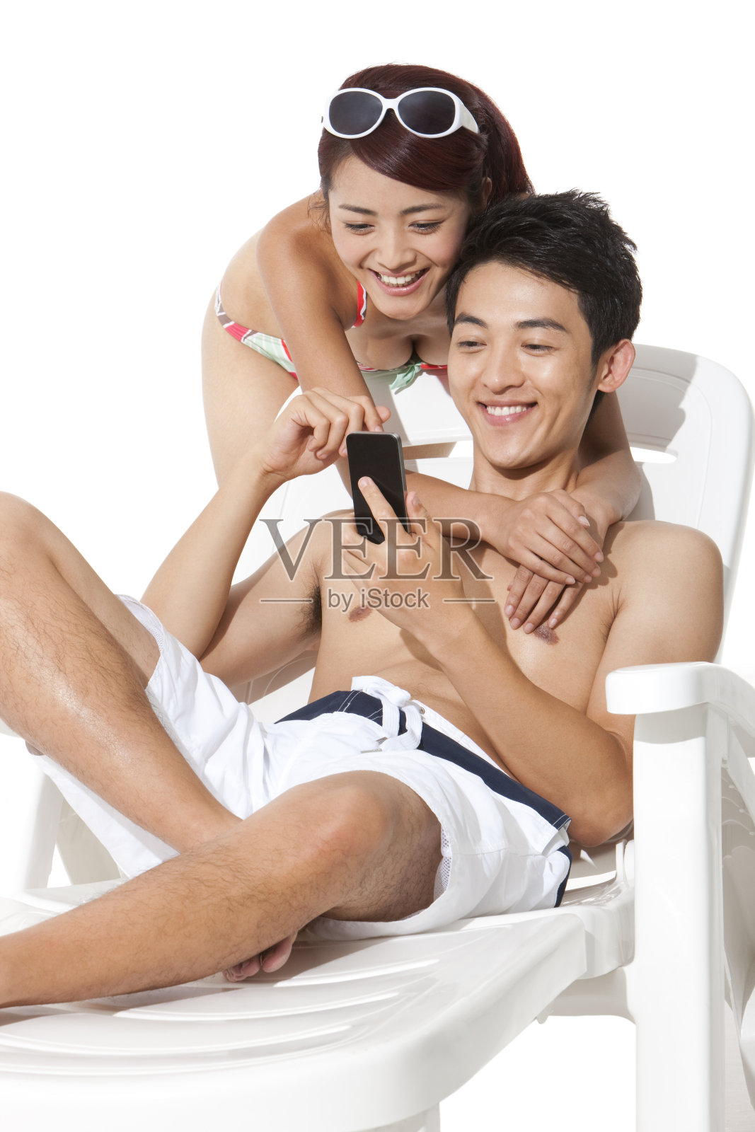 泳装青年男女和手机照片摄影图片