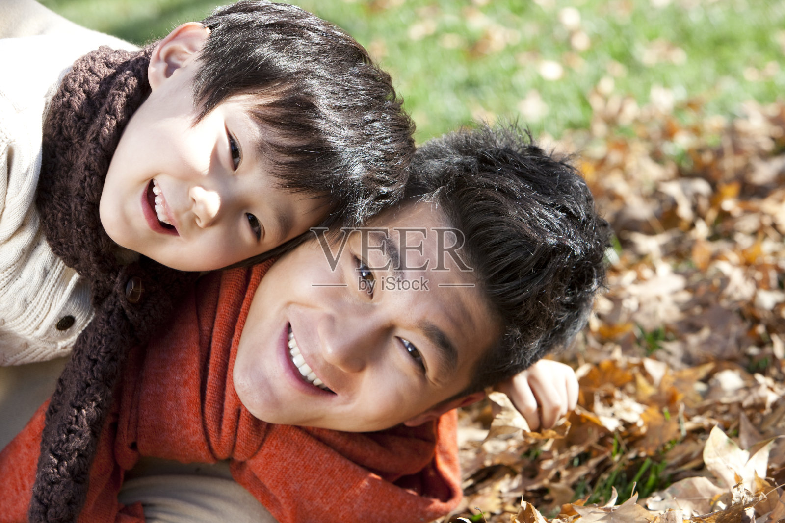 秋日里父子一起玩耍照片摄影图片