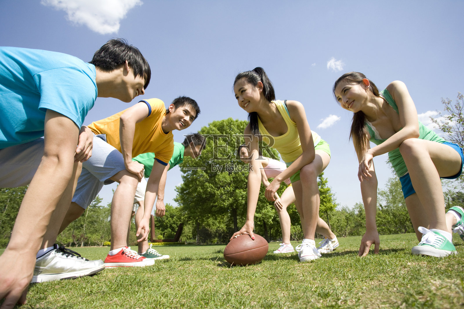 年青人公园玩橄榄球照片摄影图片