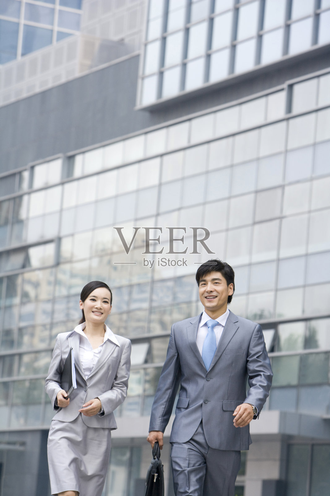 商务人士在路上照片摄影图片