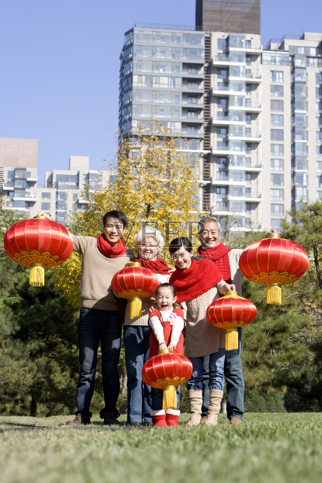 一家五口和大红灯笼照片摄影图片