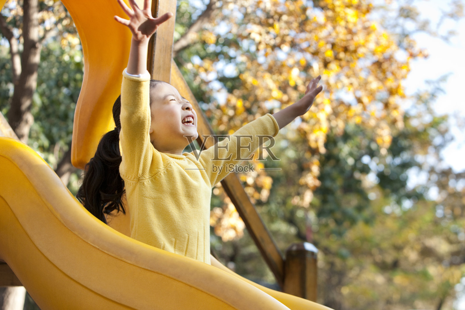 儿童在公园玩耍照片摄影图片