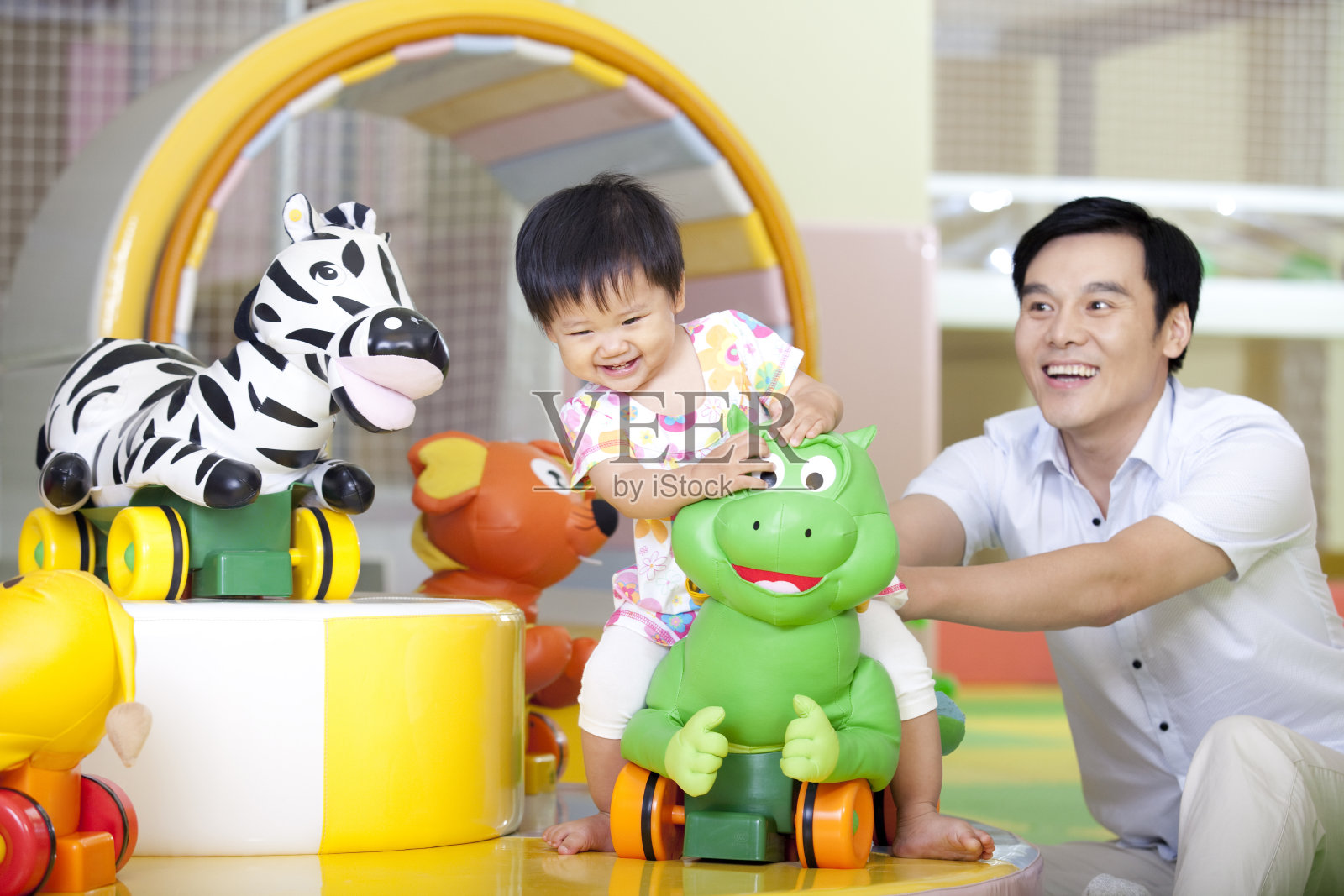 父女在亲子中心玩耍照片摄影图片
