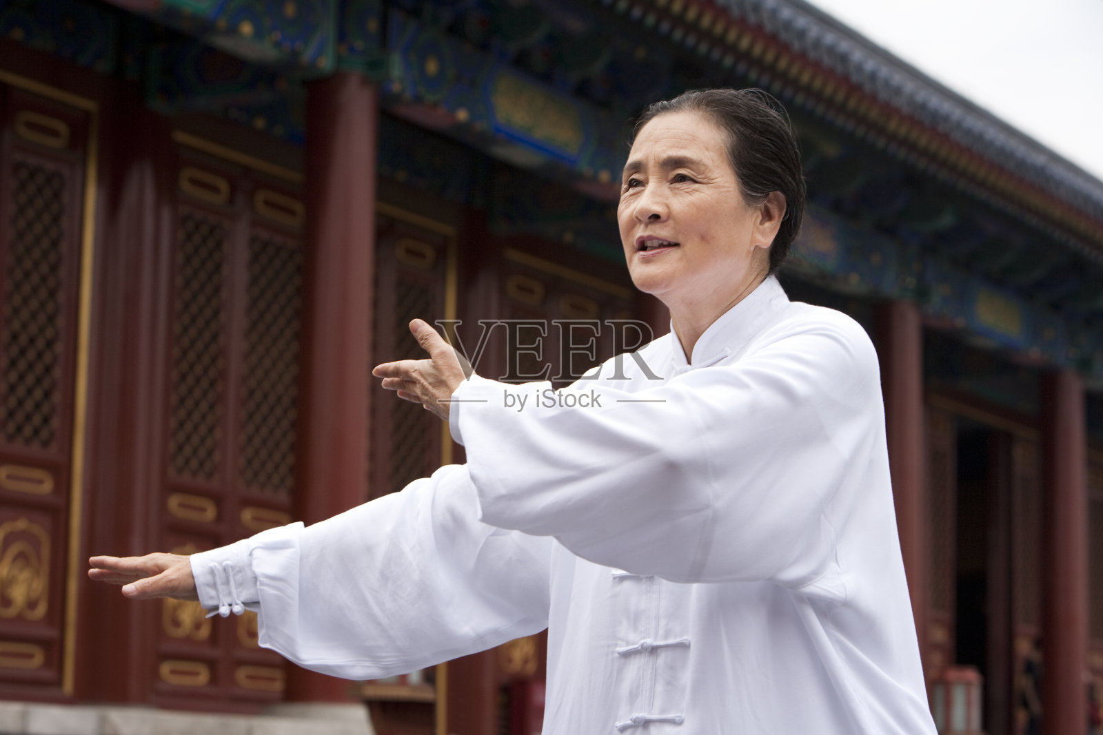 老年女子在天坛打太极照片摄影图片