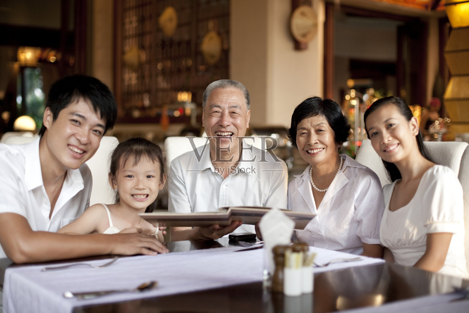 全家人在餐厅点菜照片摄影图片