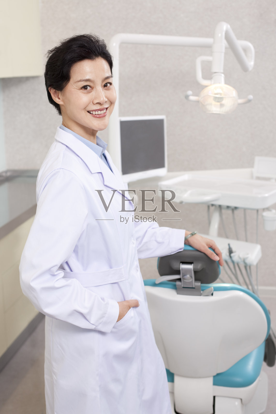 牙医在牙科诊所照片摄影图片