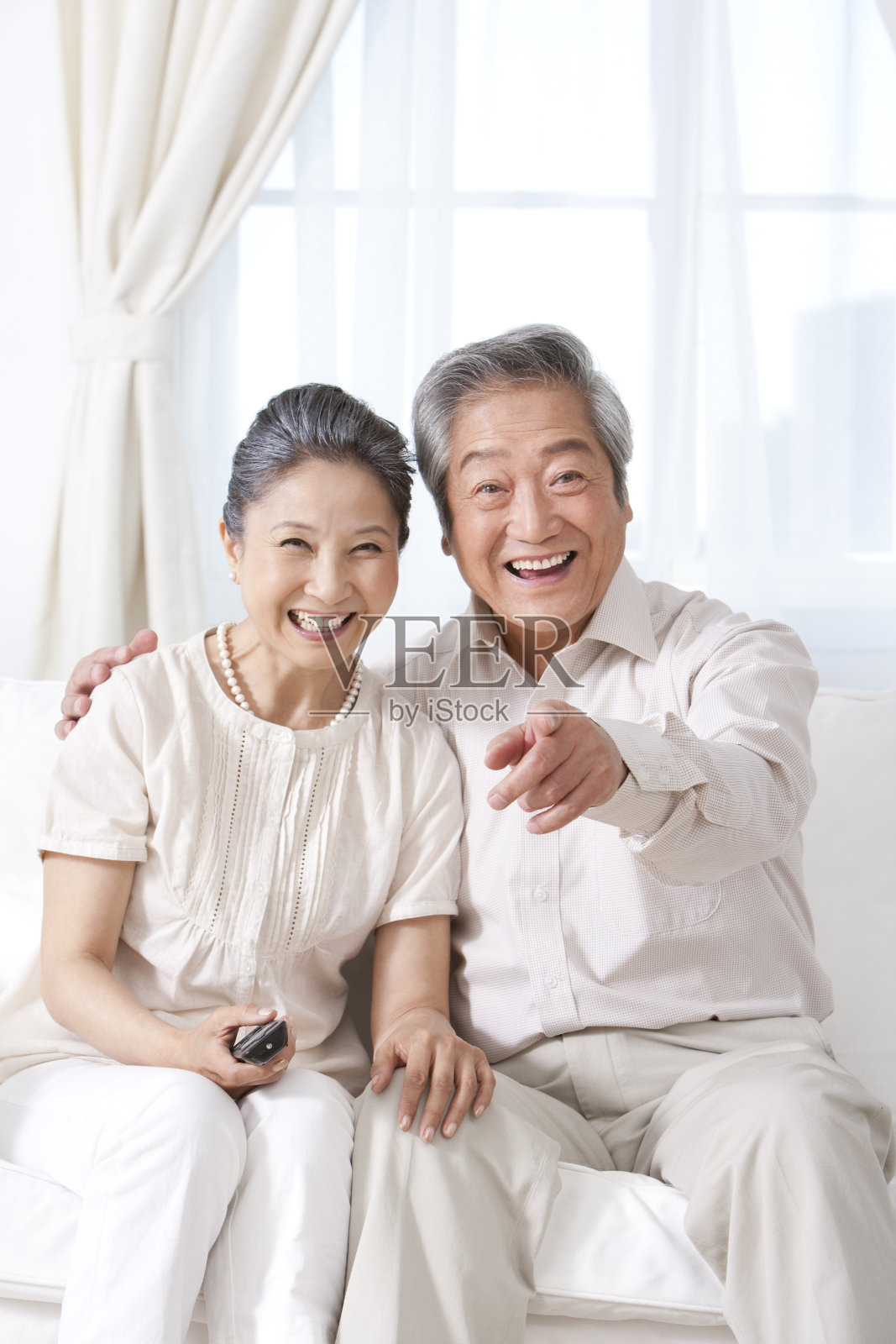 老年夫妇看电视照片摄影图片