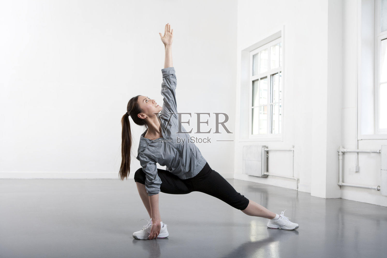 青年女子锻炼照片摄影图片