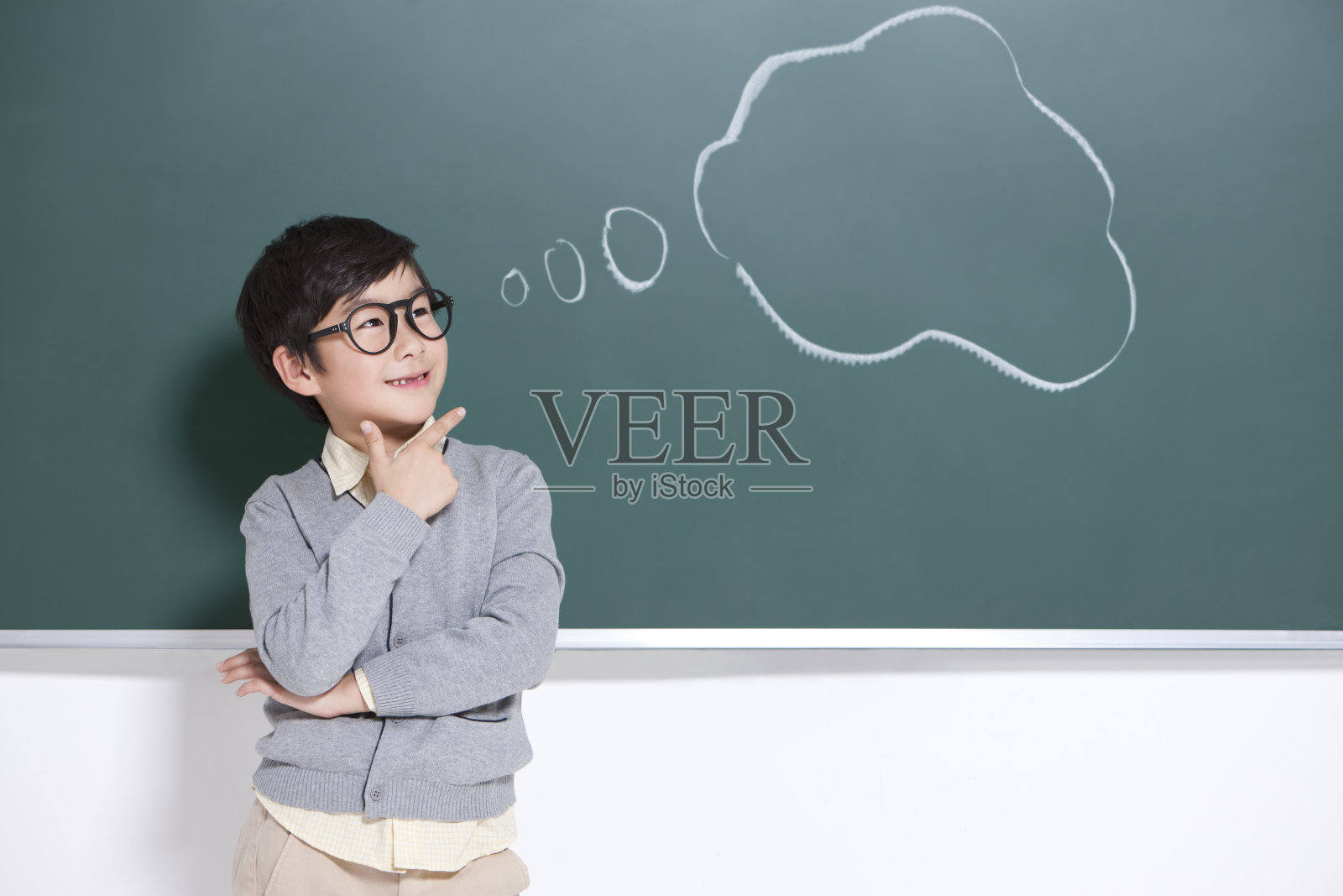 小男生思考照片摄影图片