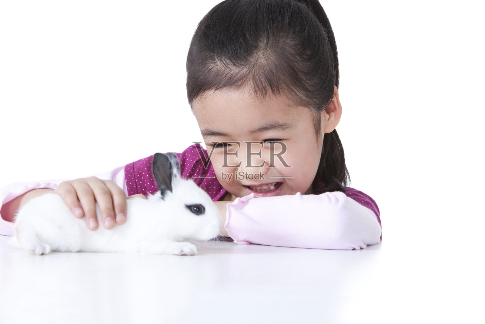 小女孩和小兔子照片摄影图片