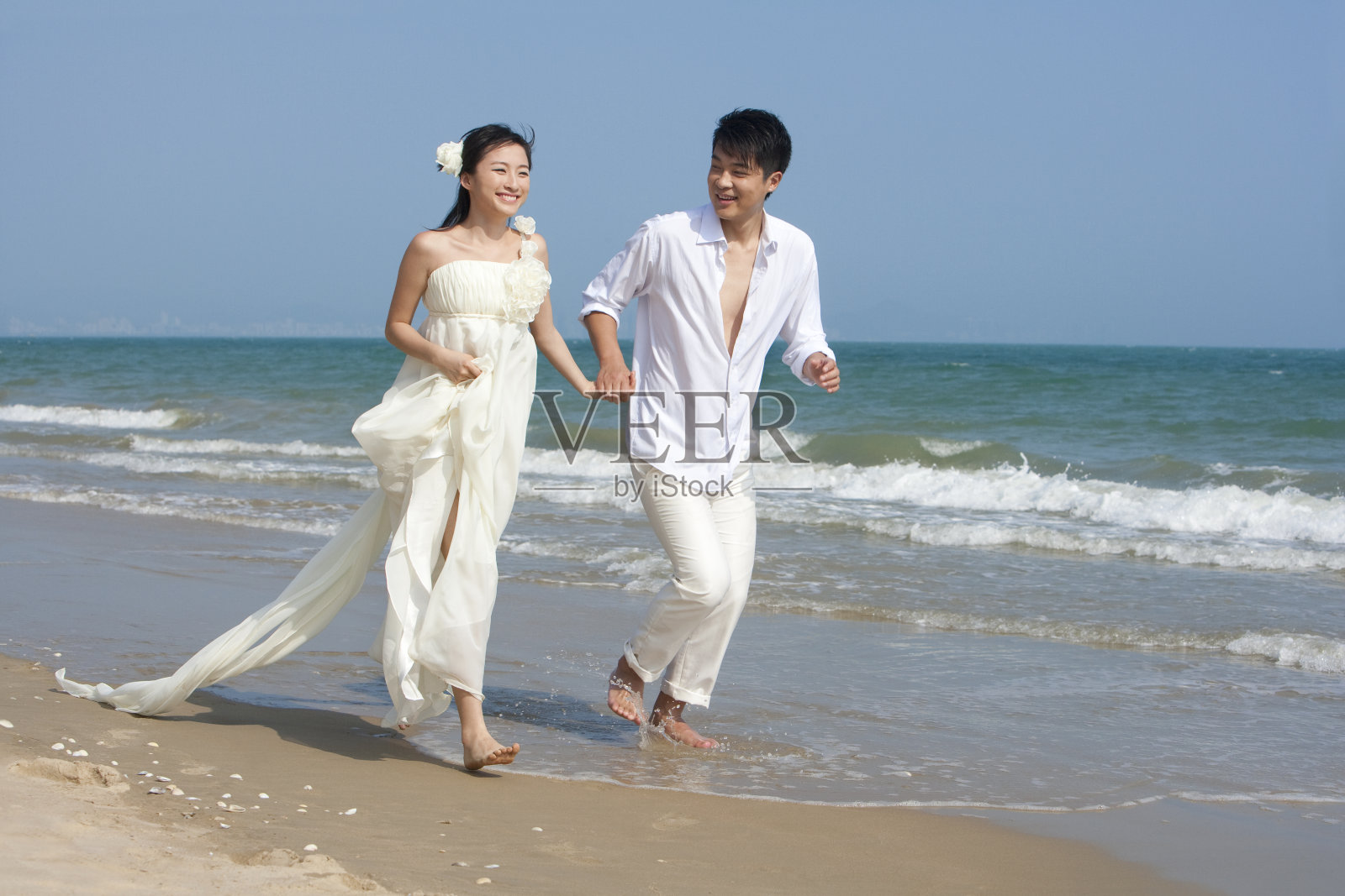海滩浪漫婚纱情侣照片摄影图片
