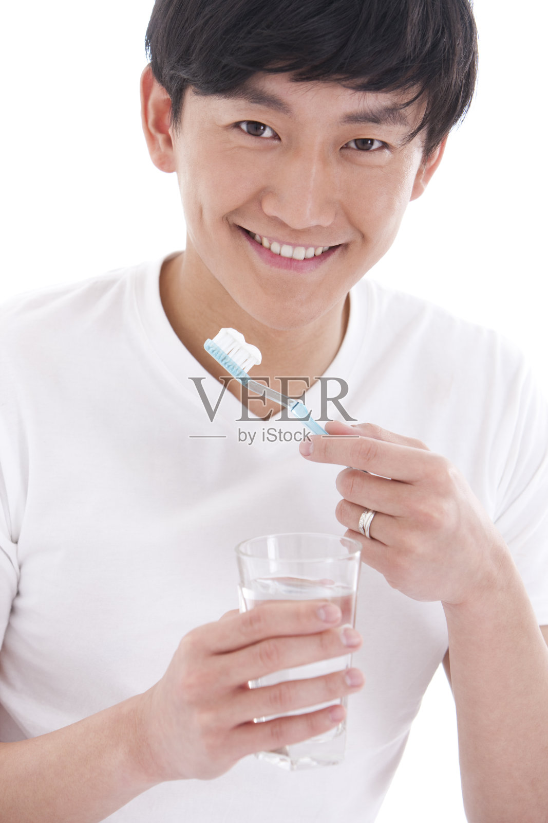 准备刷牙的年轻男性照片摄影图片