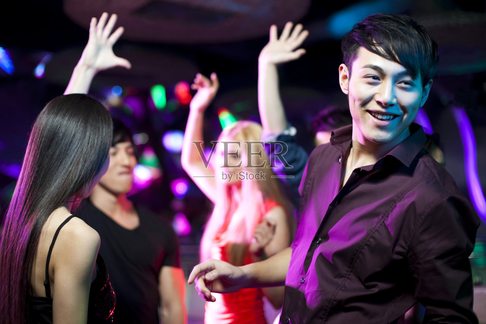 时尚年轻人在酒吧跳舞照片摄影图片