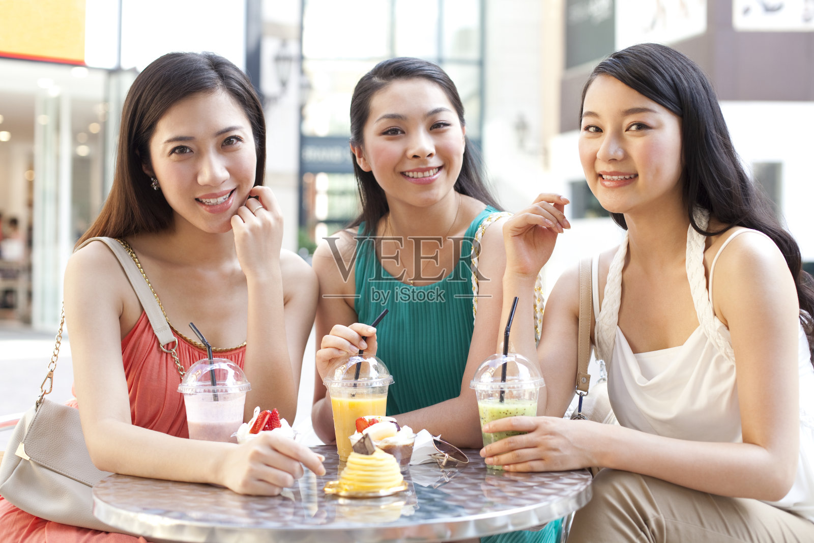 闺密坐在路边咖啡馆照片摄影图片