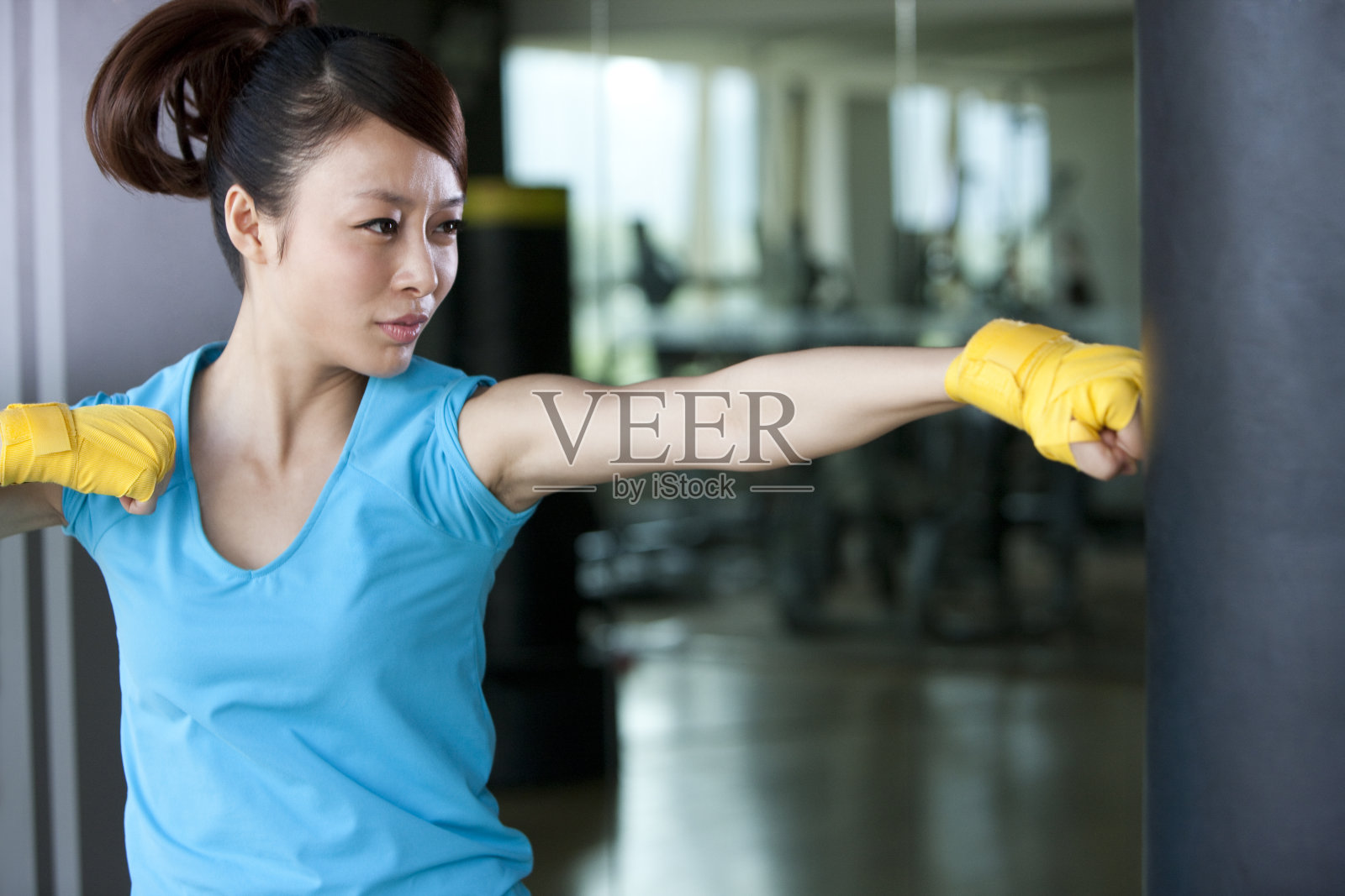 青年女子练习拳击照片摄影图片