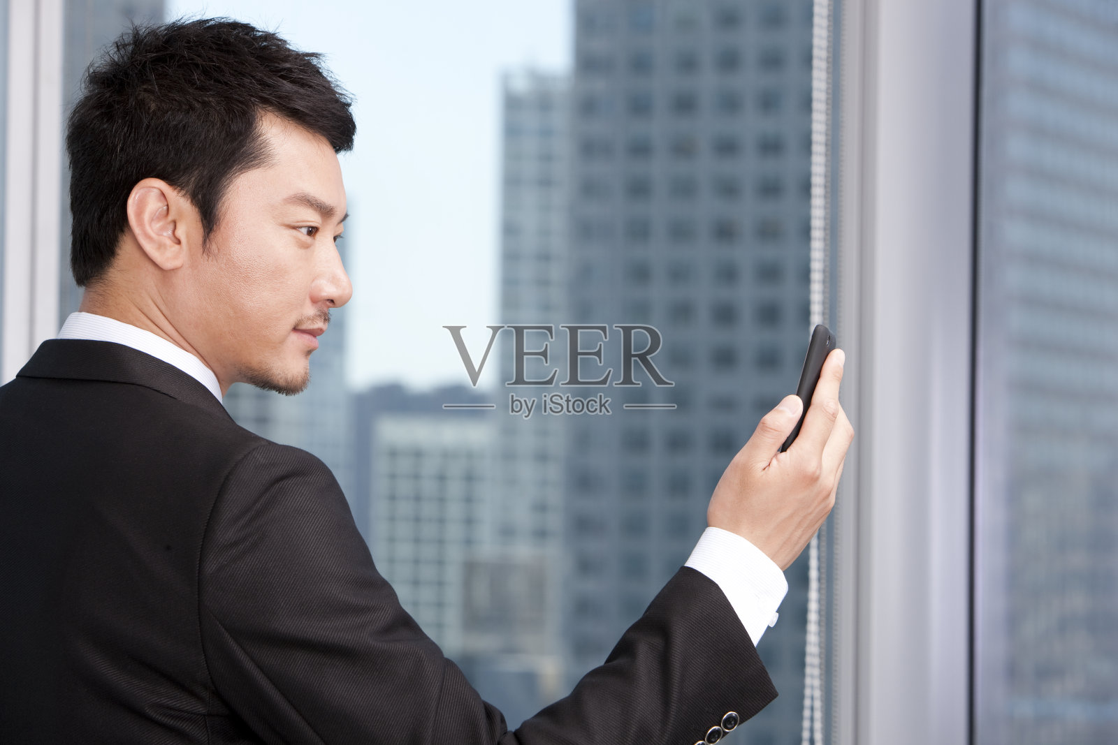 商务人士和手机照片摄影图片