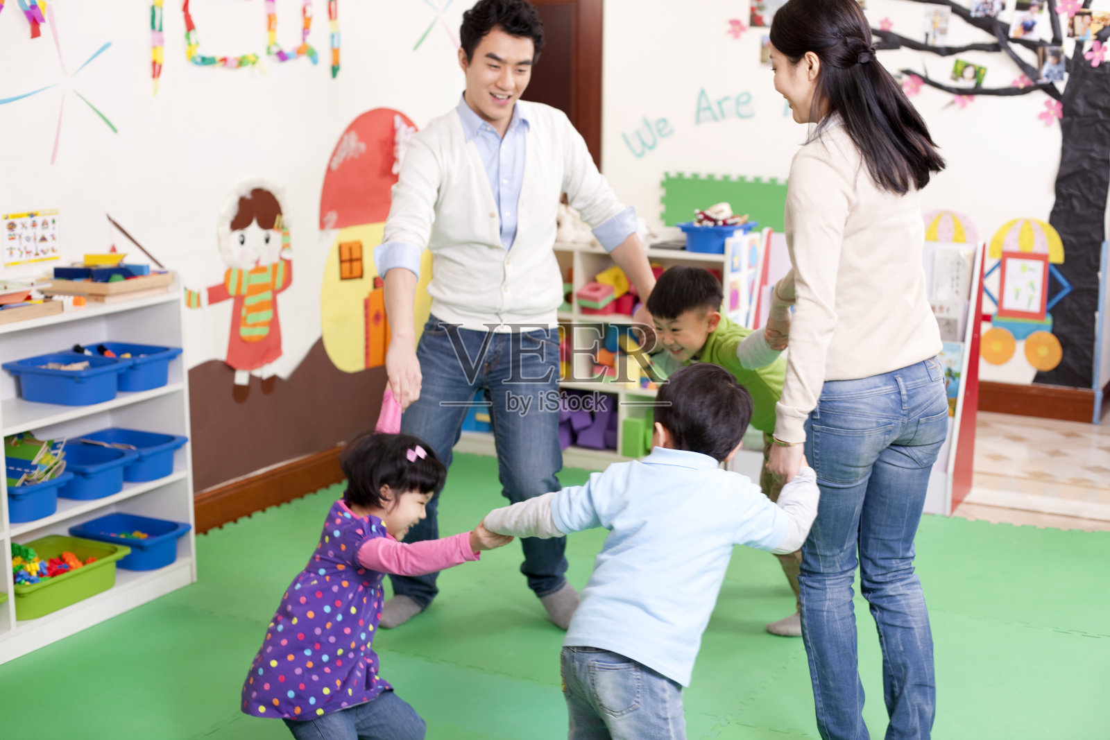 幼儿园小朋友和老师手拉手转圈照片摄影图片