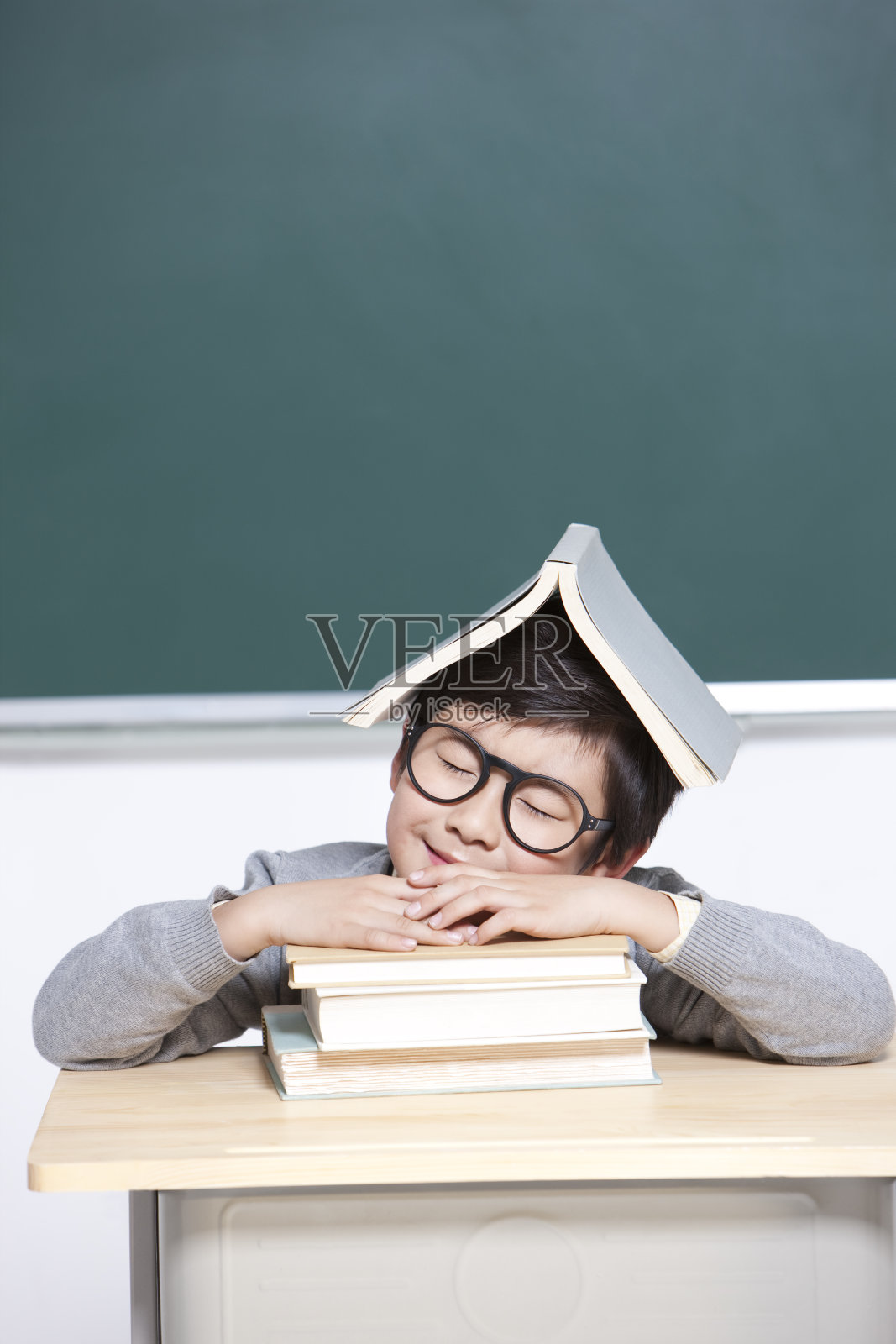 可爱的小男生休息照片摄影图片