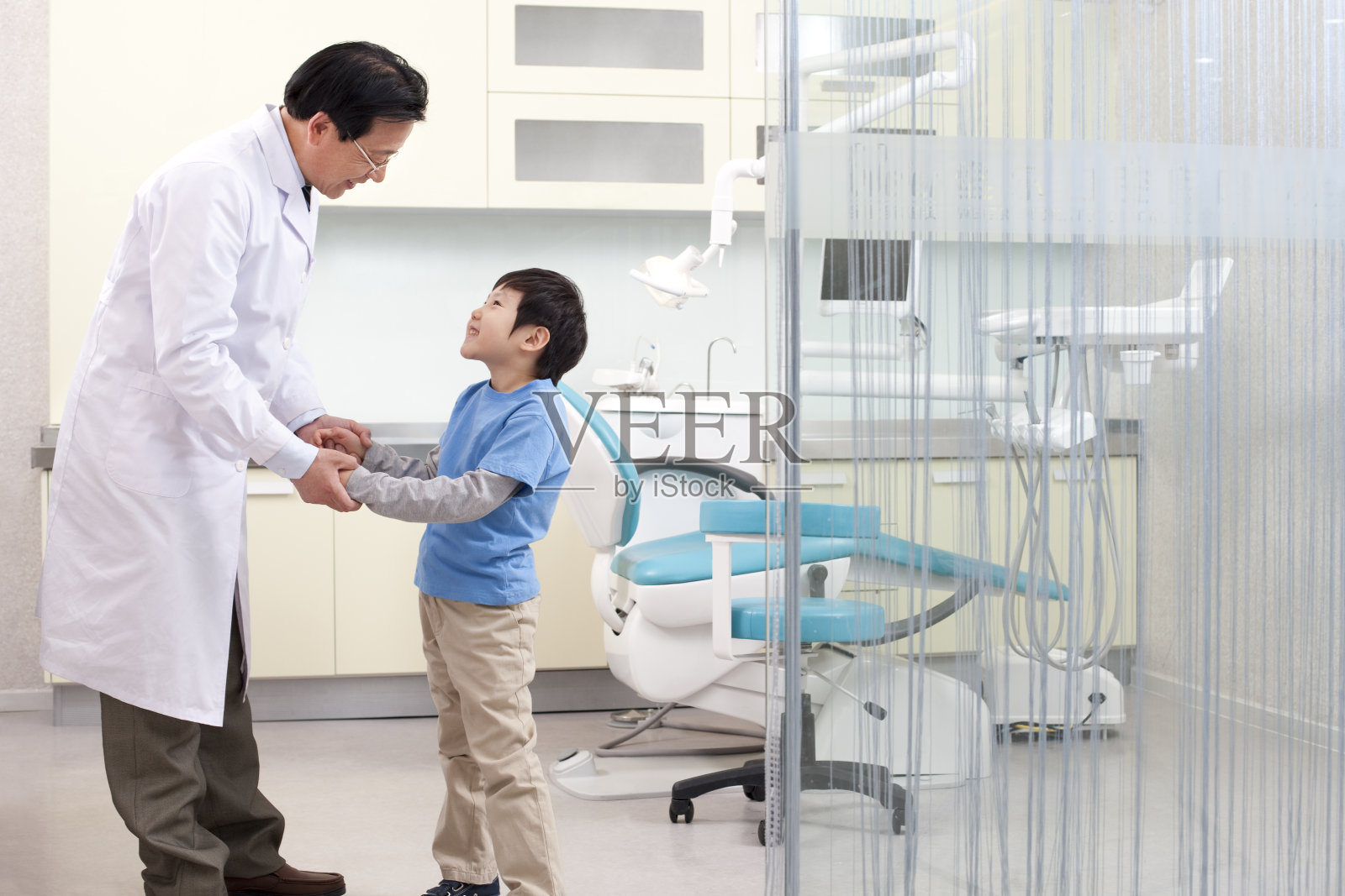 医生和患者在牙科诊所照片摄影图片