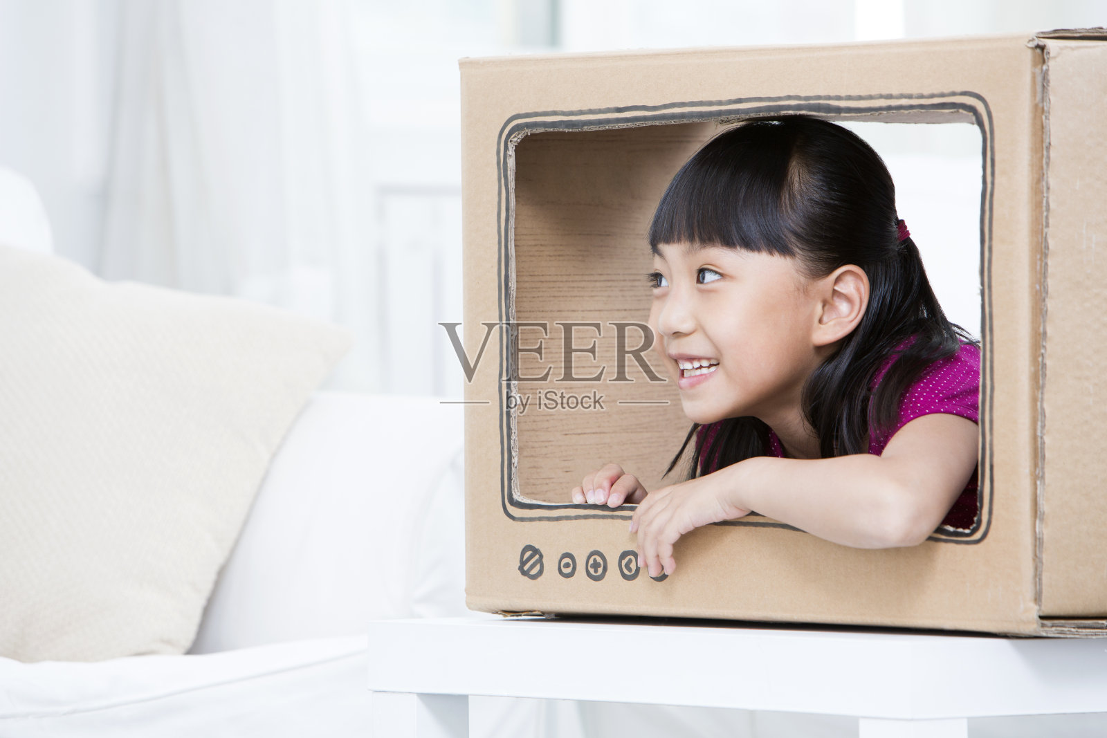 小女孩和纸做的玩具电视照片摄影图片