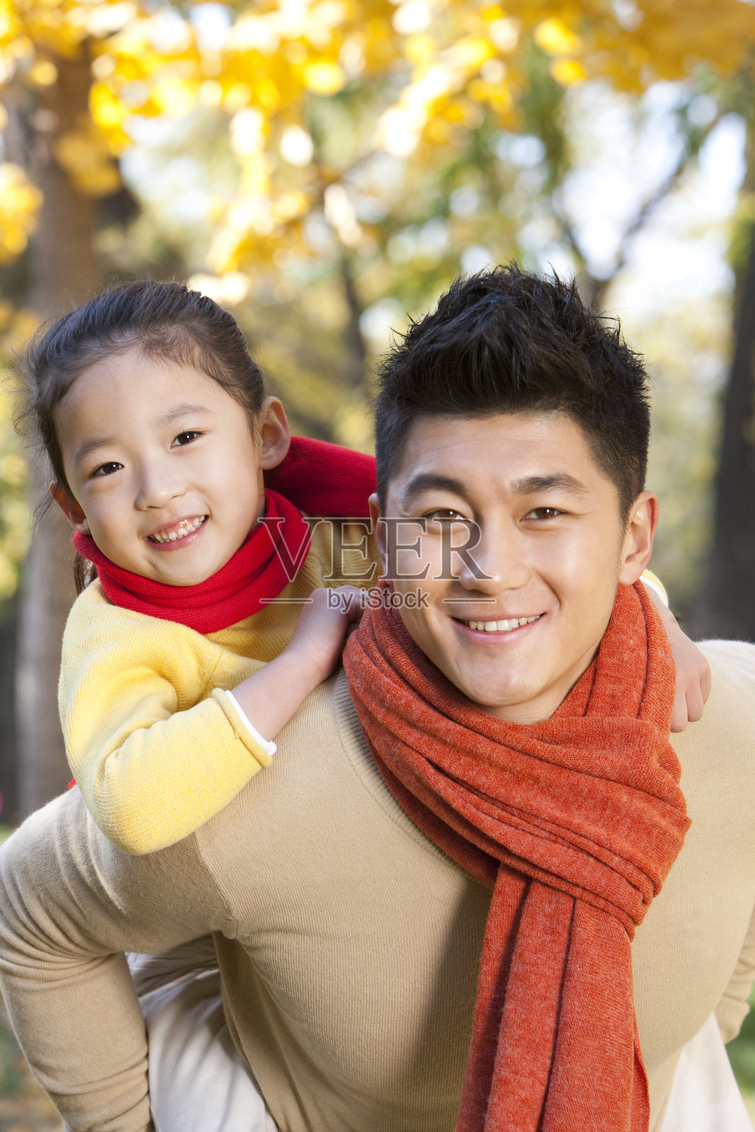 秋日里父女一起玩耍照片摄影图片