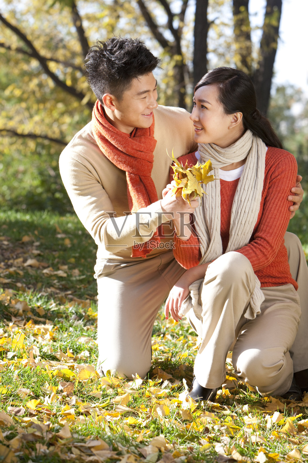 青年夫妇的秋日浪漫照片摄影图片