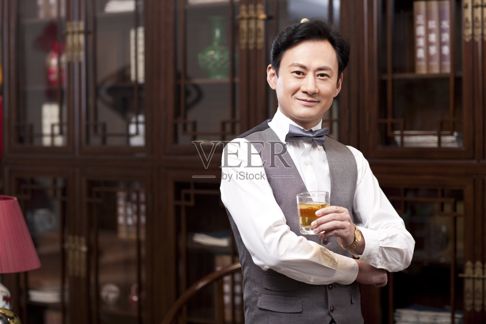 商务男士品尝美酒照片摄影图片