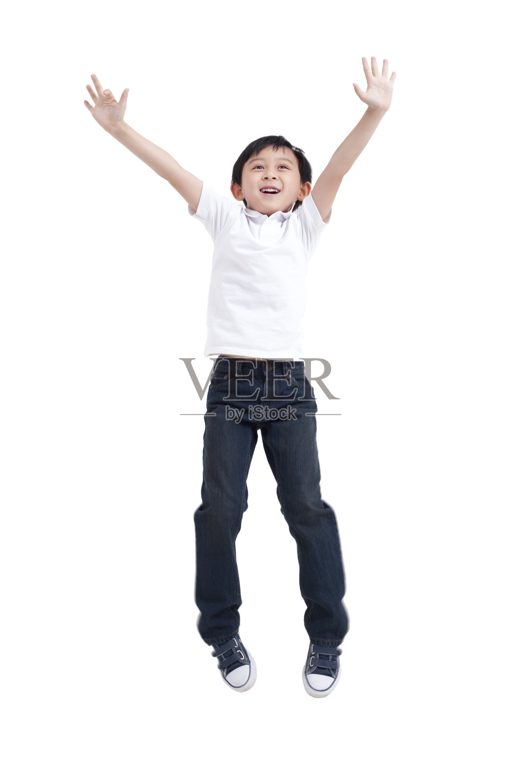 小男孩跳跃照片摄影图片