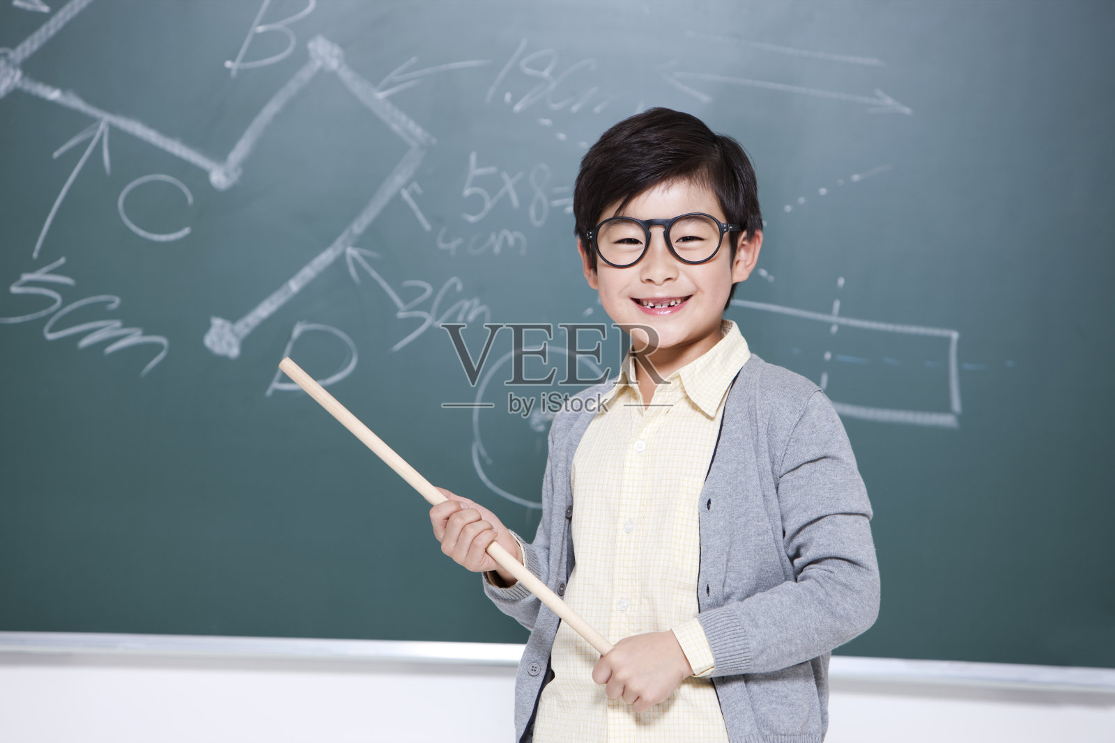 幽默的小男孩扮演教师照片摄影图片