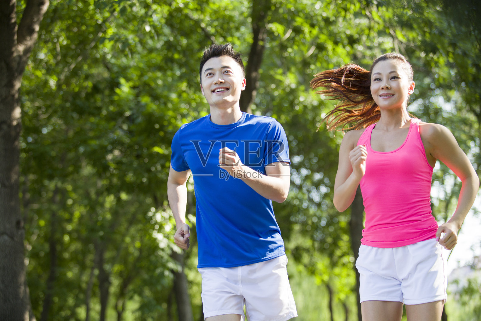 年轻情侣在公园慢跑健身照片摄影图片